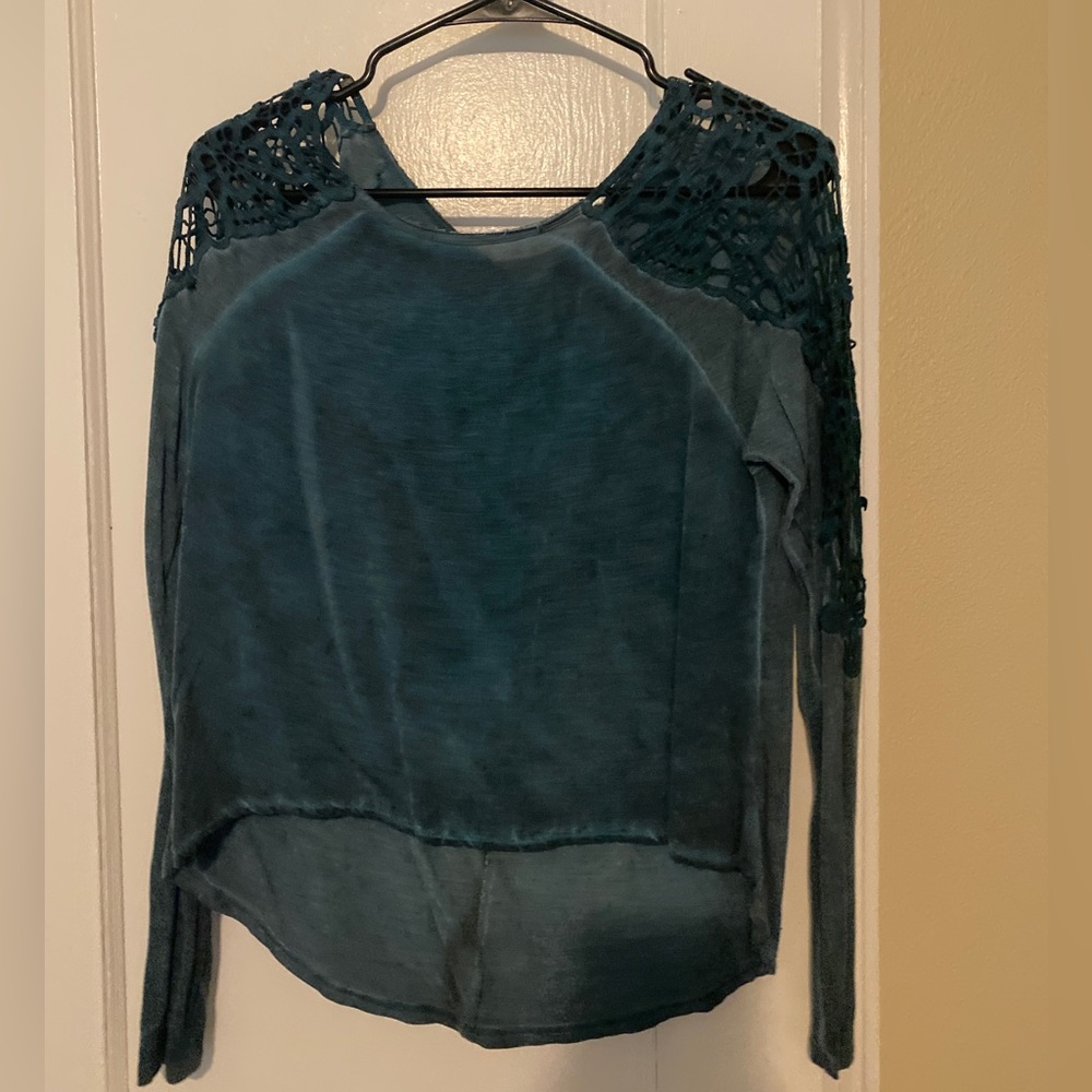 Buckle lace long sleeved top